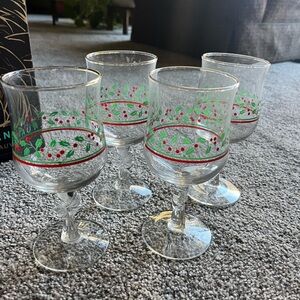 Set of 4 Festive Holiday Water or Wine Glasses with Bow stems. Christmas glasses